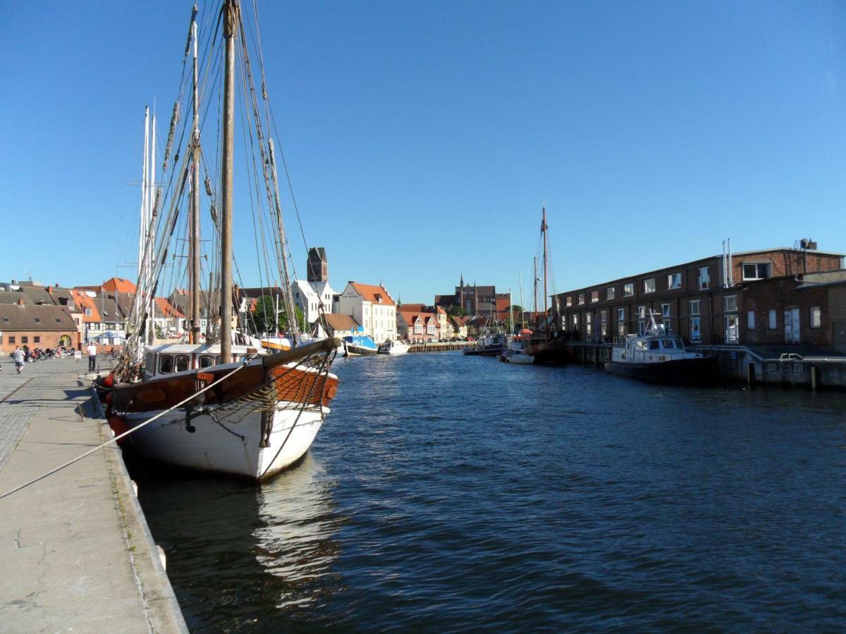 Stadtvilla Bruegemann Mit Terrasse & Parkplatz - Abc136 By AbcWißmar Exterior foto
